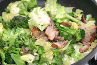 赤どり野菜と炒める